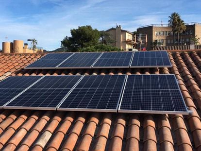 Instalación de autoconsumo solar en una vivienda en Sant Just Desvern (Barcelona).