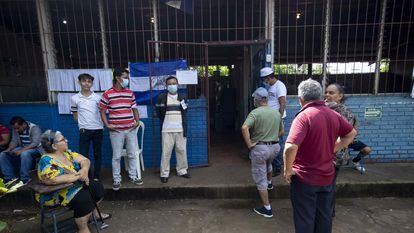 Varias personas esperaban para votar el domingo en Managua en las elecciones municipales.