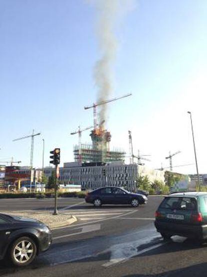 Un aparatoso incendio se ha declarado esta tarde en un edifico en obras próximo a una gasolinera y a un conocido centro comercial de las Tablas (Madrid).