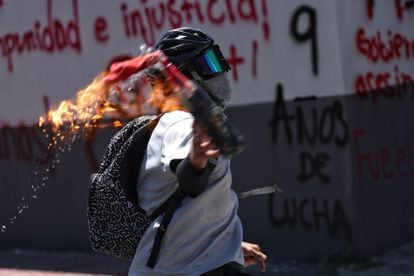 Estudiantes se manifiestan frente a las instalaciones del Centro de Investigación y Seguridad Nacional (CISEN) para exigir justicia por los 43 normalistas desaparecidos de Ayotzinapa, hoy en Ciudad de México (México).