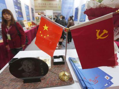 La bandera de china, la comunista y un recuerdo de Mao en una exposici&oacute;n.