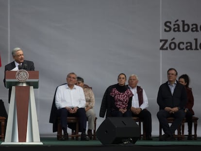 Andrés Manuel López Obrador ofrece un discurso durante la conmemoración del 85 aniversario de la expropiación petrolera.