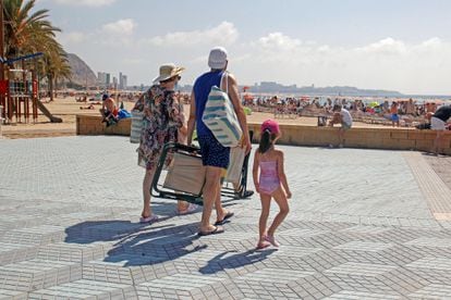 Un grupo de turistas llega a una playa de Alicante el 2 de julio.