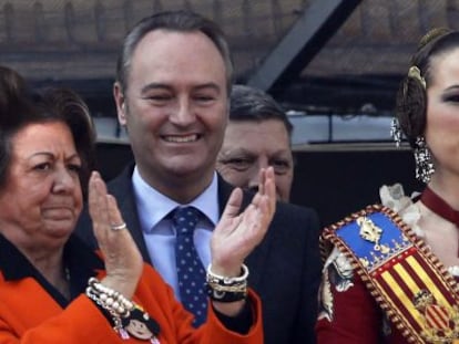 Alberto Fabra y Rita Barber&aacute; en la primera &#039;masclet&agrave;&#039; de las Fallas de 2012.