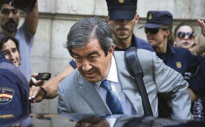 El ex secretario general del PP Francisco Álvarez-Cascos a la salida de la Audiencia Nacional.