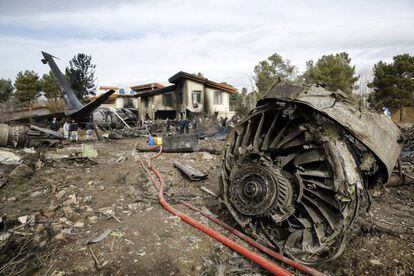 El avión de carga Boeing 707 se estrelló contra un complejo residencial cerca de Teherán (Irán) con 16 personas a bordo.