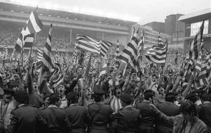 Aficionados del Athletic Club tras la conquista del título en 1984.