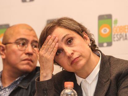 Rafael Cabrera y Carmen Aristegui, durante una conferencia sobre el 'caso Pegasus', en Ciudad de México, en junio de 2017.