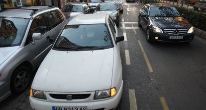 Coches aparcados en doble fila en el barrio granadino del Zaid&iacute;n.