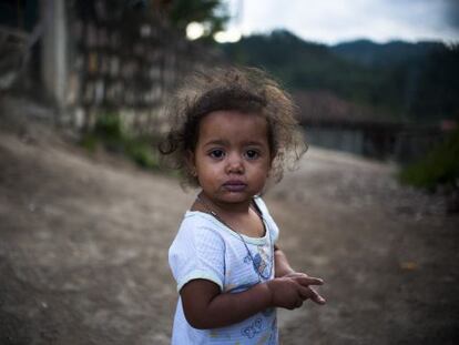 Una niña en las calles de El Guantillo, Honduras.