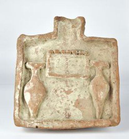 Mesa de ofrendas egipcia (2040-1785 a.C) con dos ánforas de vino representadas.