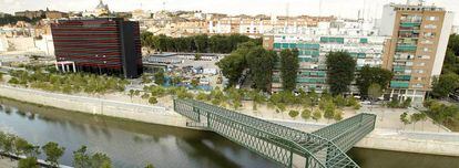 El distrito de Arganzuela de Madrid, con la reurbanización del río Manzanares en primer plano.