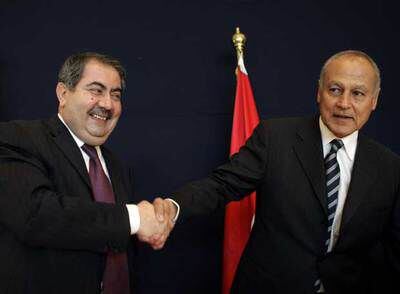 El ministro egipcio de Exteriores, Ahmed Aboul Gheit, a la derecha, y su homólogo iraquí, Hoshyar Zabari, ayer en la sede de la conferencia sobre Irak.