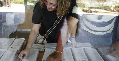 Una mujer consulta las papeletas antes de votar en un colegio electoral instalado en el instituto Rascanya de Valencia, en los comicios europeos de 2009.