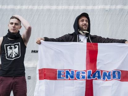 Manifestants en una concentració de la branca britànica del moviment xenòfob i islamòfob PEGIDA, dissabte a Londres.