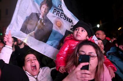 Seguidores de Javier Milei festejan su triunfo en las elecciones primarias 2023