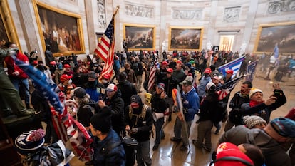 Fotografía de archivo del 6 de enero de 2021 donde aparecen varios simpatizantes de Trump durante el asalto al Capitolio en Washington (EE UU).