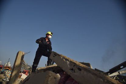 El bombero sevillano Jaime Parejo, jefe de Operaciones del contingente español, orienta a los canes entrenados con el Método Arcón entre los escombros del puerto de Beirut en busca de supervivientes.