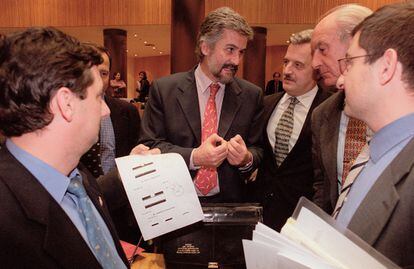 Reunión de Manuel Marín (PSOE) con los alcaldes del Campo de Gibraltar, pueblos afectados por la presencia del submarino nuclear británico Tireless, averiado en Gibraltar, en 2000.

