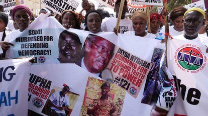 Manifestación de familiares de víctimas del dictador Yahya Jammeh, el sábado en Banjul.
