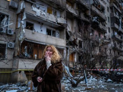Una mujer muestra su desconsuelo después de que la finca donde vivía en Kiev fuera bombardeada.