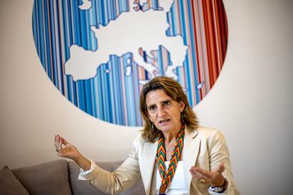 La vicepresidenta primera y ministra para la Transición Ecológica, Teresa Ribera, durante la entrevista con Efe en Dubái.