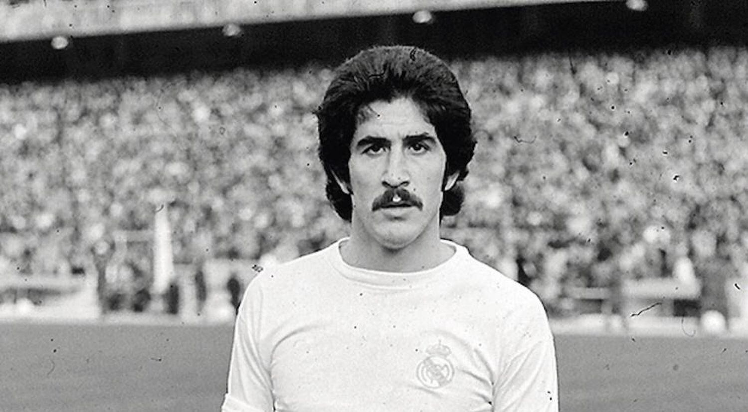 Goyo Benito posa con la camiseta del Real Madrid.