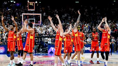 Los jugadores de España celebran la victoria contra Alemania en las semifinales del Eurobasket este viernes.