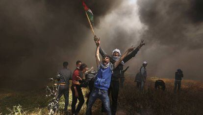 Manifestantes palestinos, el viernes en las protestas en la frontera de Gaza con Isarel.