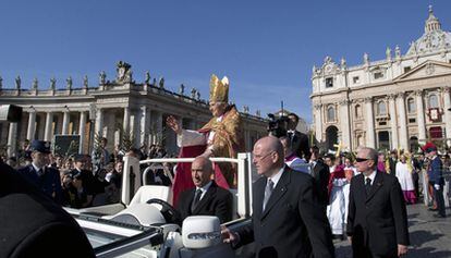 El Papa recorre la plaza de San Pedro en el 'papamóvil' durante la procesión de las Palmas del Domingo de Ramos.