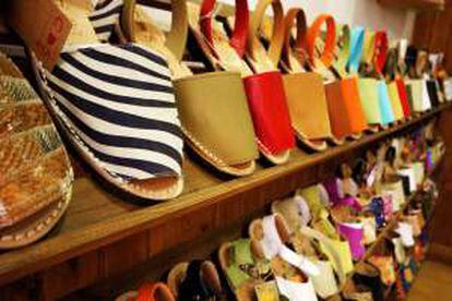 Las típicas sandalias menorquinas en una tienda de Ciudadela.