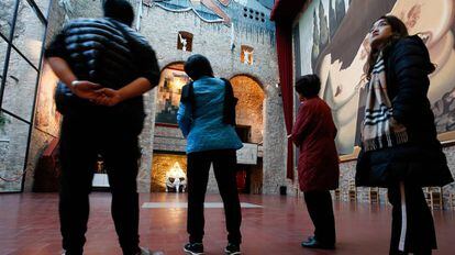 Un grupo de turistas extranjeros visita el museo Dal&iacute; en Figueres