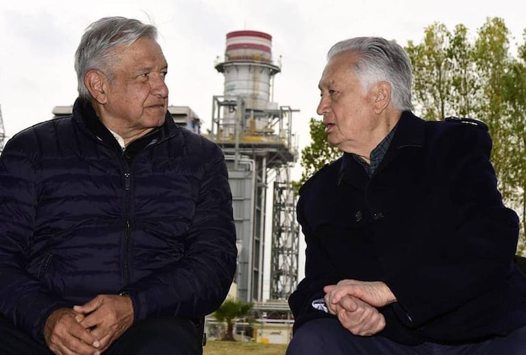 El presidente López Obrador junto a Manuel Bartlett, frente a una central de la CFE en 2019.