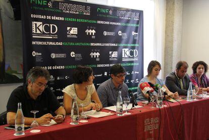 Los organizadores del Festival de Cine Invisible, ayer durante su presentaci&oacute;n en Bilbao.