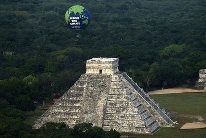 Un globo de la ONG ecologista Greenpeace pide un rescate para el clima sobre la Pirámide de Kukulkán, en Yucatán, México.