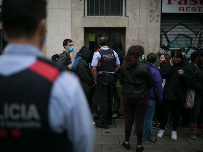 Un grupo de vecinos intenta evitar un desahucio en la Rambla del Raval, Barcelona, el pasado 27 de noviembre.