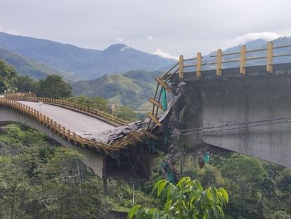 El puente Los Grillos presentó la caída de una de las secciones de la estructura por la reciente actividad sísmica