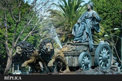 La antigua plaza de Miravalle, en la colonia Condesa de Ciudad de México, se reformó en 1980 para alojar una copia exacta de la fuente de la Cibeles, uno de los símbolos de Madrid. La réplica fue donada por los españoles residentes en México, como símbolo de hermandad entre ambas comunidades, y a su inauguración acudieron el presidente mexicano, entonces José López Portillo, y el alcalde de Madrid, Enrique Tierno Galván. Fue rehabilitada en 2011 y se ha convertido en un rincón emblemático de la capital mexicana.