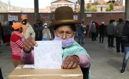 Una mujer introduce su voto en un centro electoral de La Paz (Bolivia).