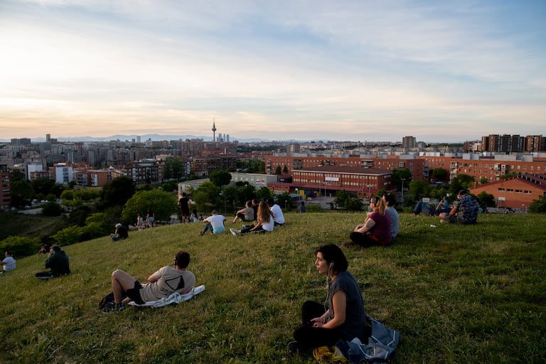 Varias personas en el parque del Cerro del Tío Pío de Madrid el 3 de mayo
