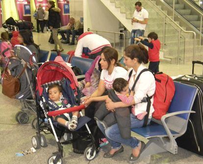 En la foto, varias mujeres con sus hijos esperan en el aeropuerto de Atenas a embarcar en el avión que les ha trasladado a Madrid.