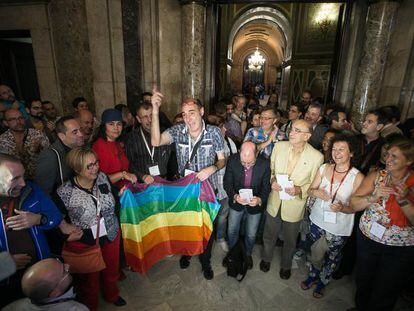 Miembros del colectivo LGTBI celebran en el Parlament la aprobación de la ley contra la homofobia, en 2014.