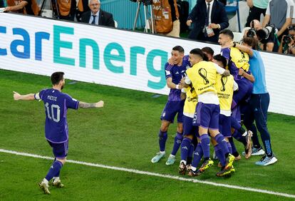 Piña de jugadores argentinos después del gol de Alexis Mac Allister.