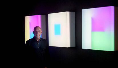 Brian Eno junto a tres de las &#039;Light Box&#039; que pueden verse en su exposici&oacute;n de Barcelona.