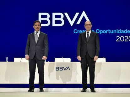 El presidente y el consejero delegado de BBVA, Carlos Torres y Onur Genç, durante la celebración de la junta de accionistas de BBVA 2020.
 