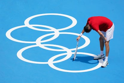 Daniil Medvedev, del Comité Olímpico Ruso, se toma un descanso de un partido de tenis de tercera ronda masculina contra Fabio Fognini de Italia en los Juegos Olímpicos de Verano de 2020 el miércoles 28 de julio de 2021 en Tokio, Japón. (Foto AP / Patrick Semansky)