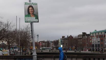 Un cartel electoral del Sinn Féin en el centro de Dublín.