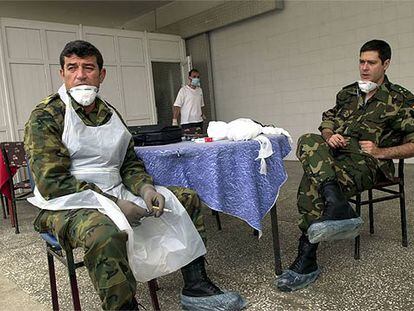 Dos médicos militares españoles, en la morgue improvisada en la localidad de Maçka.