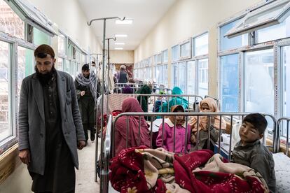 Los sistemas de salud frágiles y el rechazo de las familias a la vacunación en las zonas rurales han dificultado la erradicación de la enfermedad. Además, antes de su vuelta al poder, los talibanes se negaban a que los vacunadores actuaran, ya que consideraban que servían como instrumento de espionaje para el ejército estadounidense. En la imagen, pacientes en las salas de espera del hospital de Kabul.