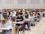 Los estudiantes de Navarra han sido los primeros en enfrentarse este año a las pruebas de acceso a la Universidad, conocidas como EVAU o EBAU según la comunidad. Las mascarillas serán obligatorias durante los exámenes en toda España.